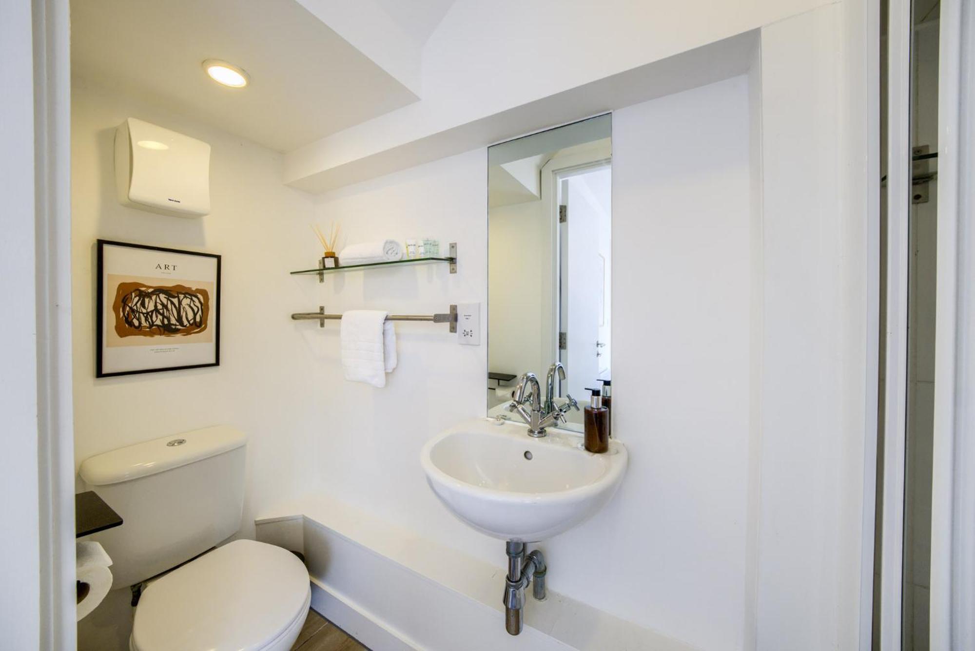 Coventry Large 4-Bed Townhouse By Empower Homes エクステリア 写真