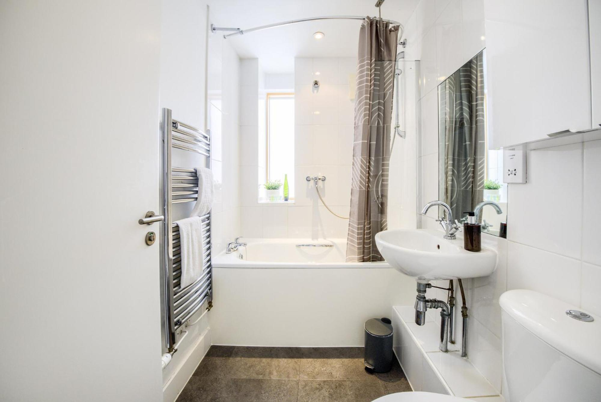 Coventry Large 4-Bed Townhouse By Empower Homes エクステリア 写真