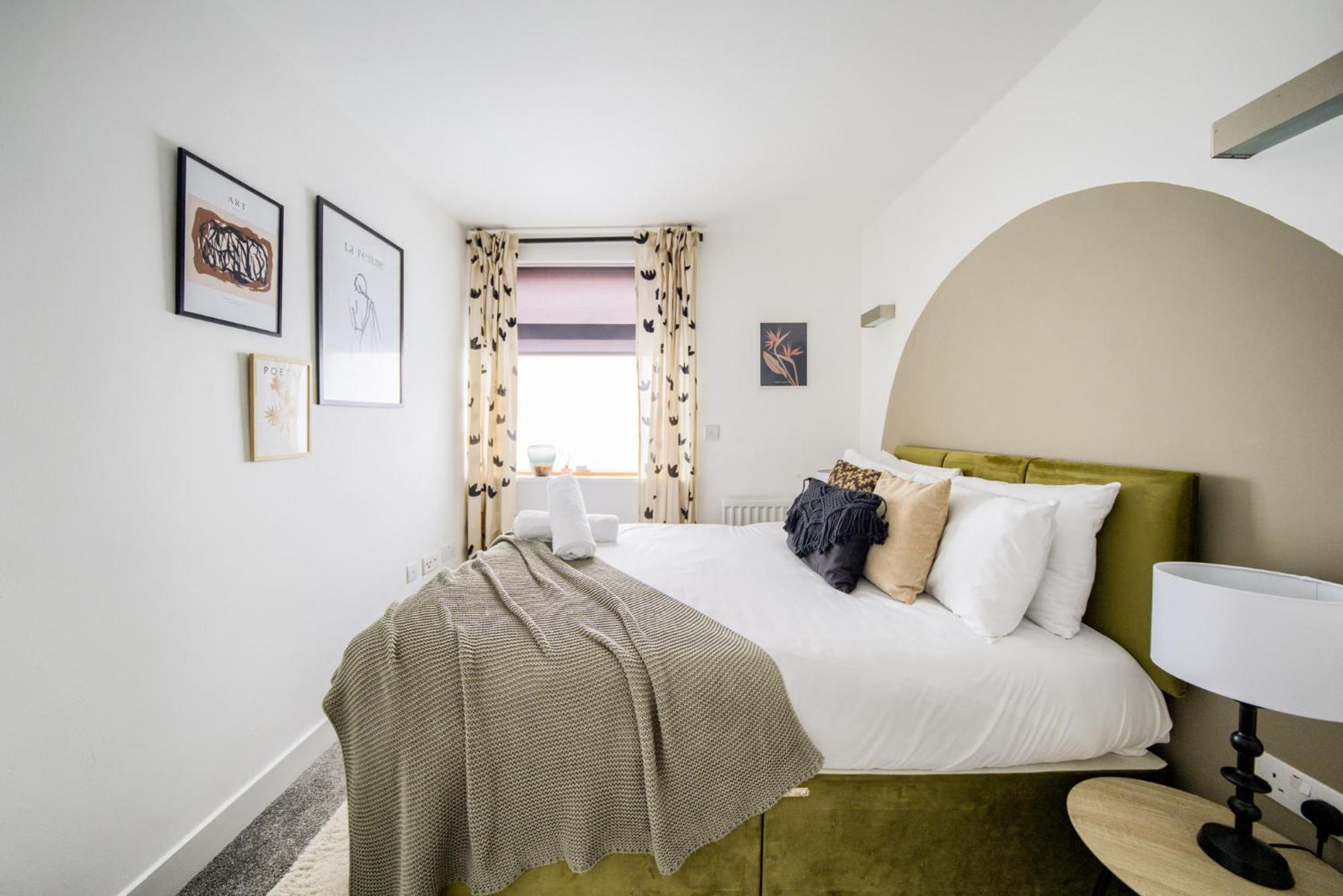 Coventry Large 4-Bed Townhouse By Empower Homes エクステリア 写真