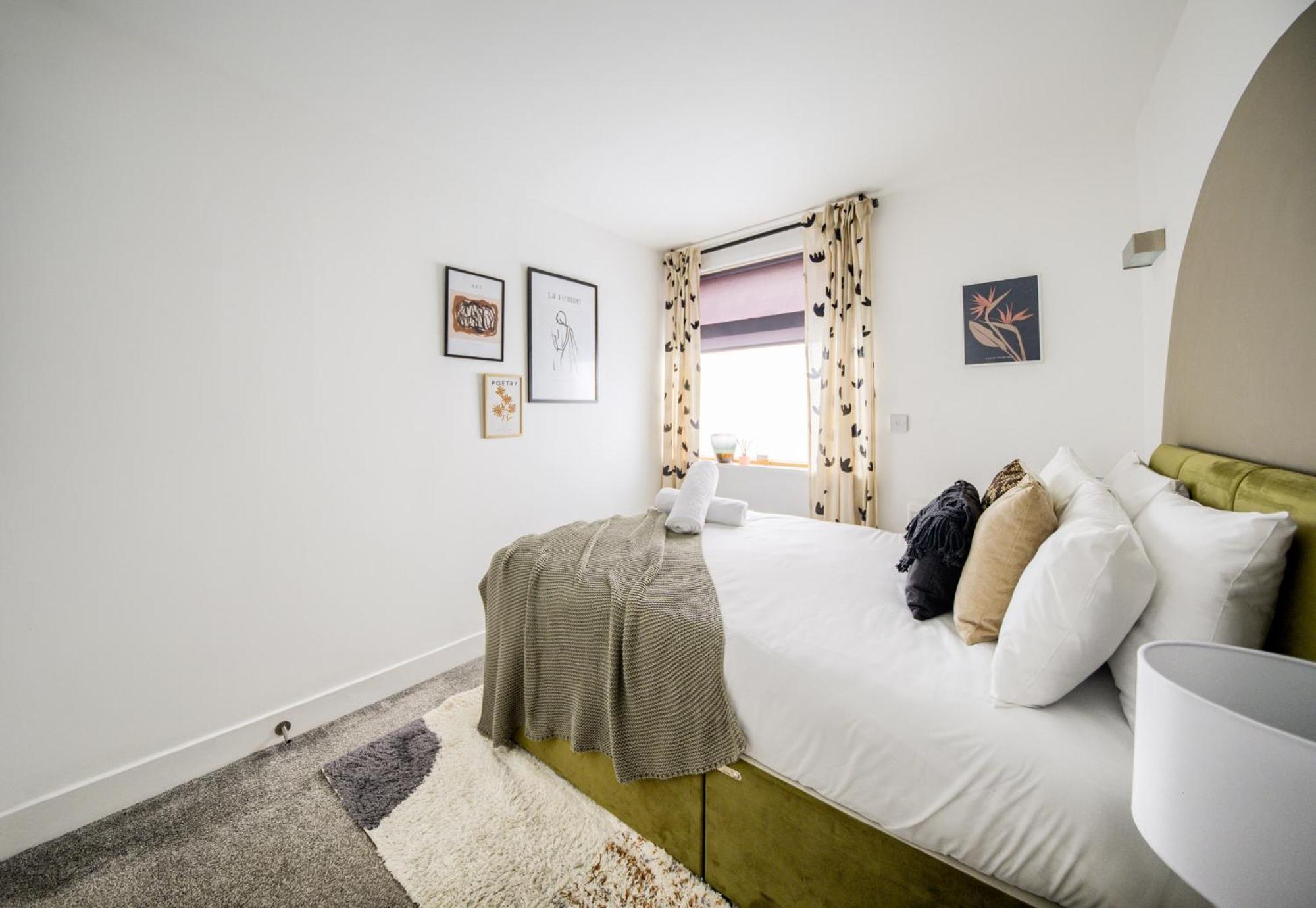 Coventry Large 4-Bed Townhouse By Empower Homes エクステリア 写真