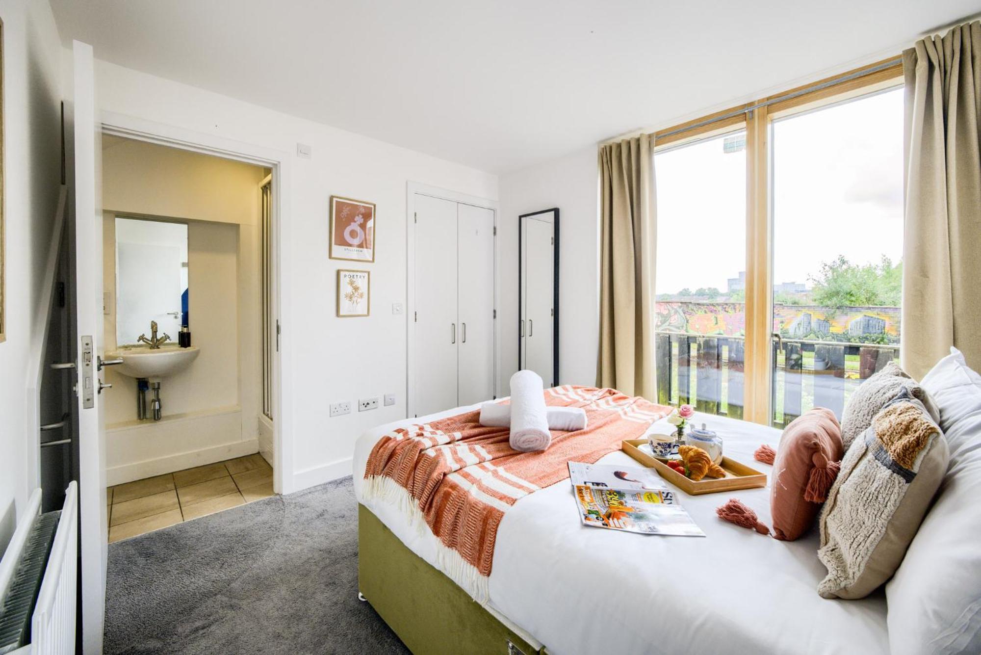 Coventry Large 4-Bed Townhouse By Empower Homes エクステリア 写真