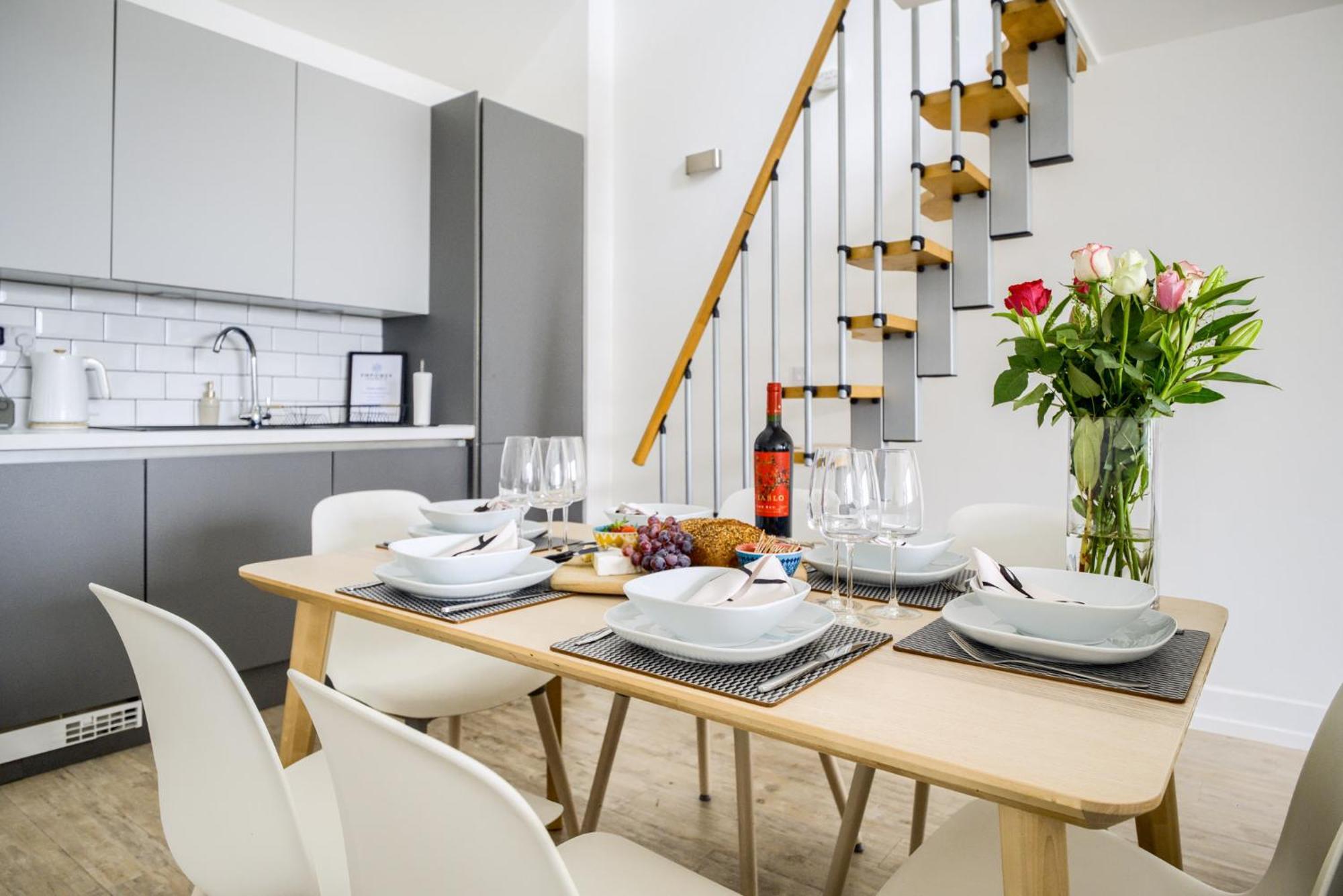Coventry Large 4-Bed Townhouse By Empower Homes エクステリア 写真