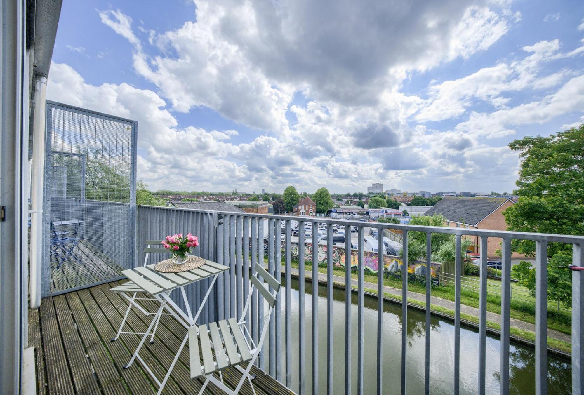 Coventry Large 4-Bed Townhouse By Empower Homes エクステリア 写真