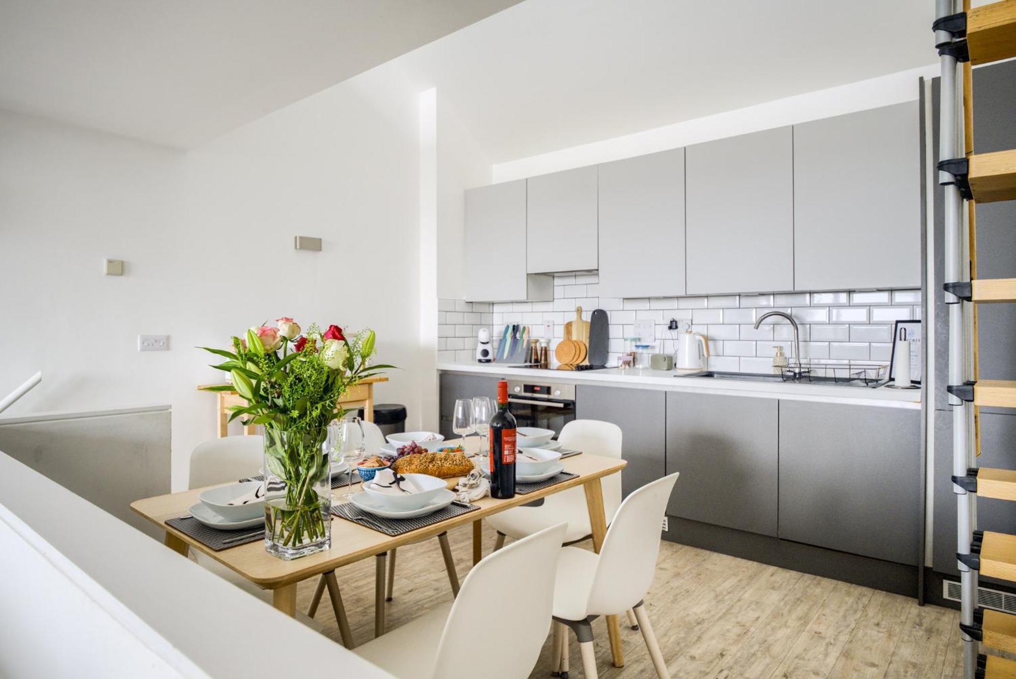 Coventry Large 4-Bed Townhouse By Empower Homes エクステリア 写真