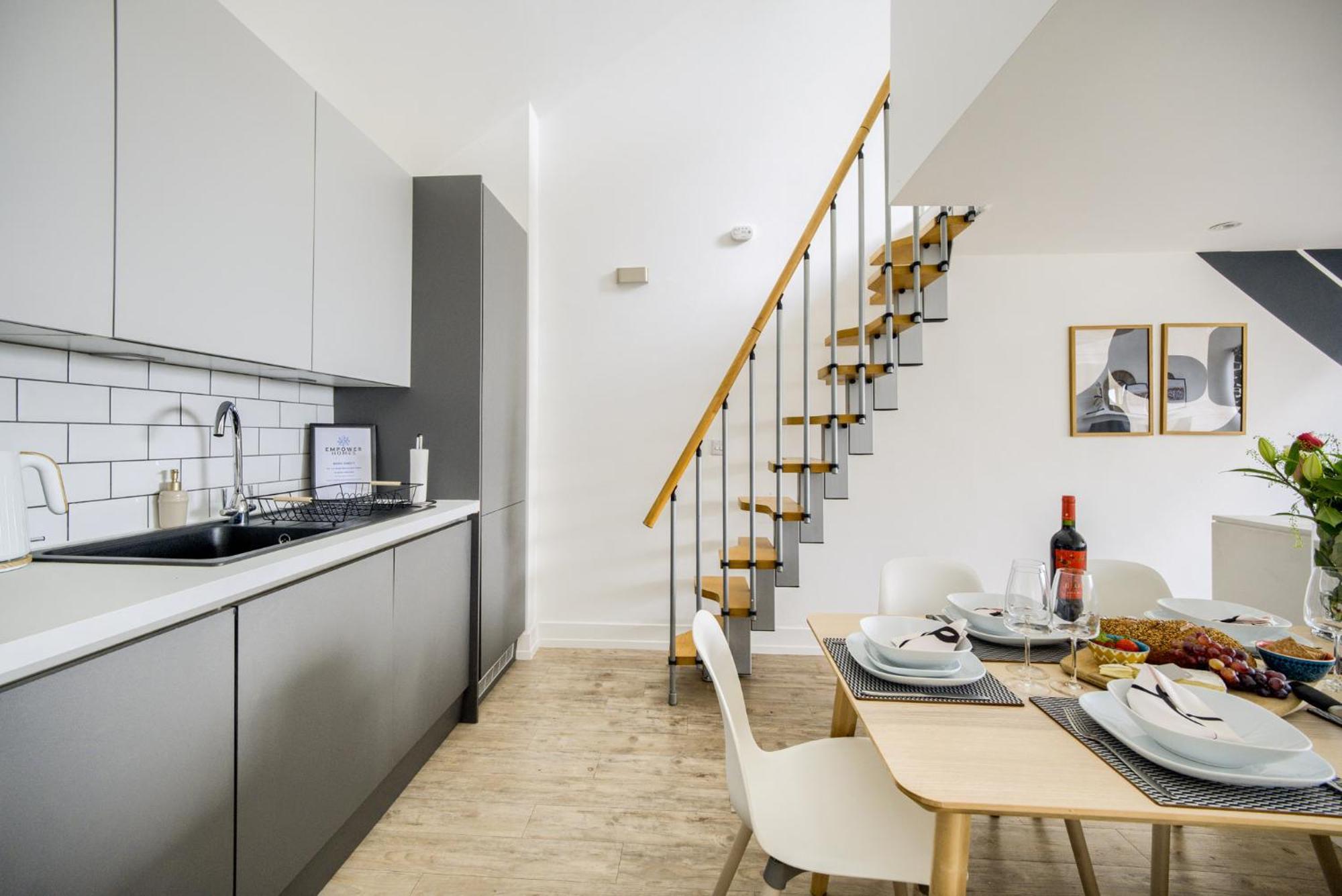 Coventry Large 4-Bed Townhouse By Empower Homes エクステリア 写真